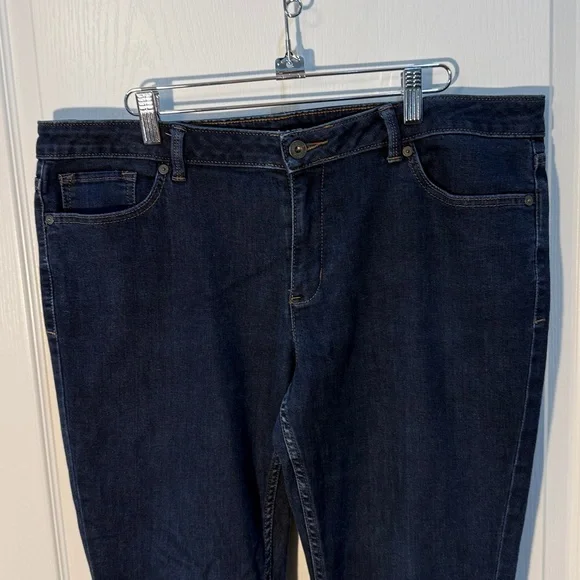 Liz Claiborne Women's Dark Wash Jeans City Skinny Size 14 Soft - Picture 2 of 4